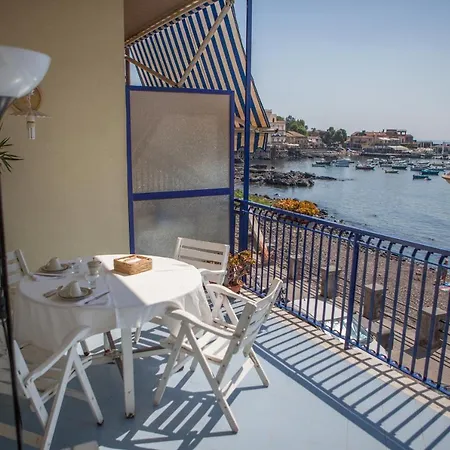 Un Tuffo Nella Baia Di Capomulini Bed & Breakfast *