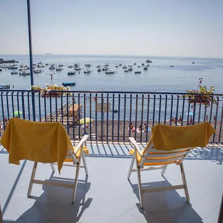 Un Tuffo Nella Baia Di Capomulini Bed & Breakfast *