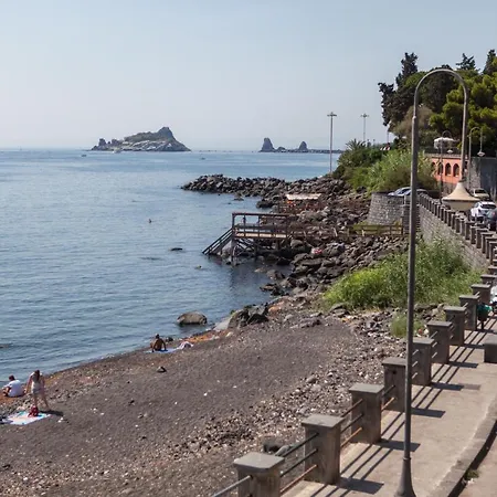 Un Tuffo Nella Baia Di Capomulini *
